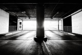 Intérieur d'un garage attenant, porte fermée et plafond en béton brut