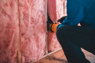 Jonction entre un plancher béton et un mur de façade sur un chantier d'isolation