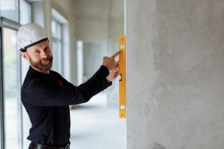 Béton de chanvre projeté : prix, avantages et mise en œuvre