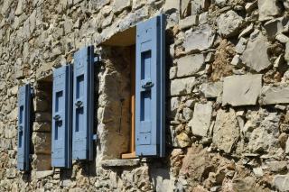Mur en pierre ancien doublé par l'intérieur avec des panneaux de fibre de bois sur ossature
