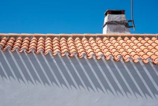 Isolation toiture sous tuiles : devis et prix 2025